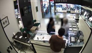 Esenyurt'ta kuyumcudaki dehşet kamerada! "Senin i&ccedil;in adam vururum"