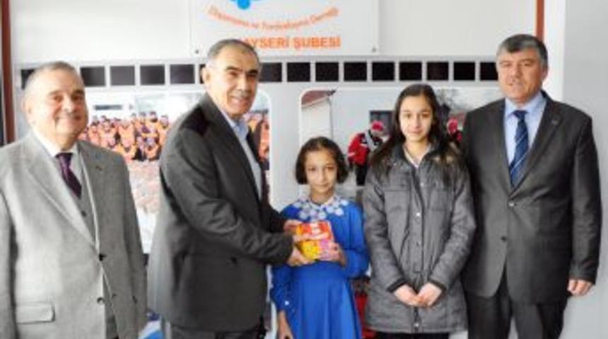 Kayserili iki kardeş, har&ccedil;lıklarını Van&rsquo;a g&ouml;nderdi