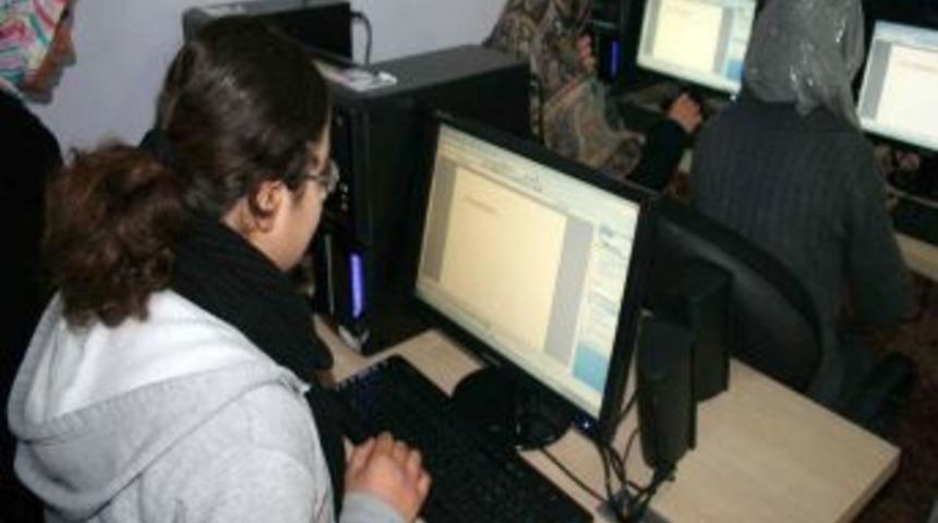Midyatlı bayanlar bilgisayar kullanmayı &ouml;ğreniyor