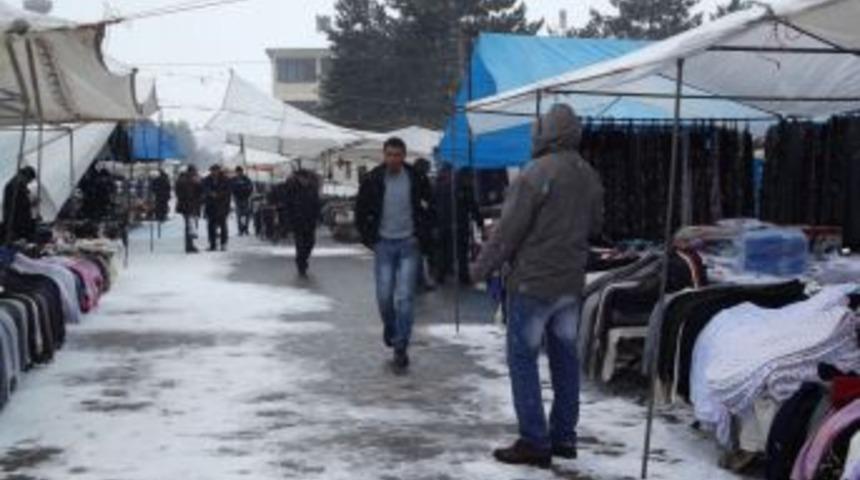 Soğuk hava pazarcıların satışını d&uuml;ş&uuml;rd&uuml;