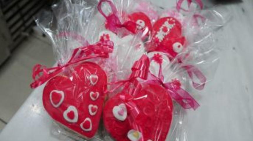 Engelliler, 14 Şubat i&ccedil;in yaptıkları sevgili kurabiyelerini bedava dağıtacak