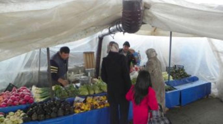 Sebzelerin donmaması i&ccedil;in pazarın i&ccedil;ine soba kurdular