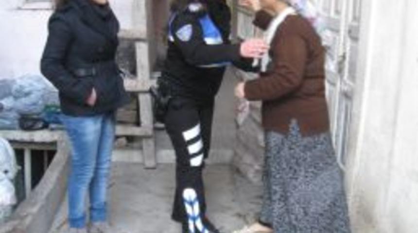 Polis ve öğrenciler kenar semtlerdeki aileleri ziyaret ediyor