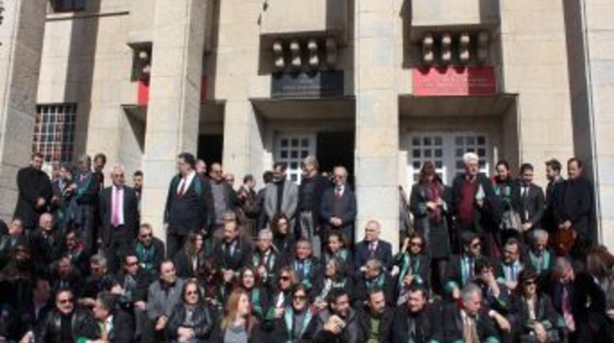 Adana Barosu savcının dosyadan el &ccedil;ektirilmesini protesto etti