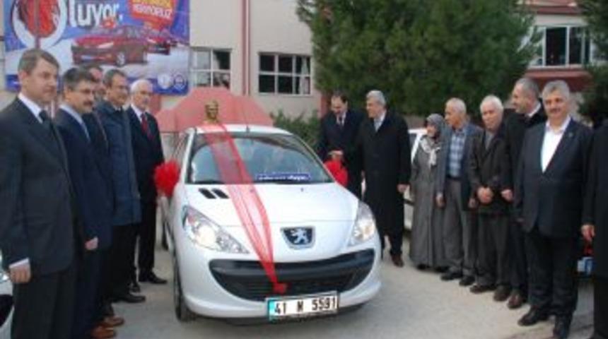 Tunag&uuml;r Anadolu Lisesi'nden 2 &ouml;ğrenci otomobilini aldı
