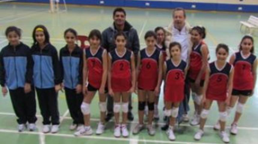 &Ouml;zel Toros voleybolcuları g&ouml;z dolduruyor