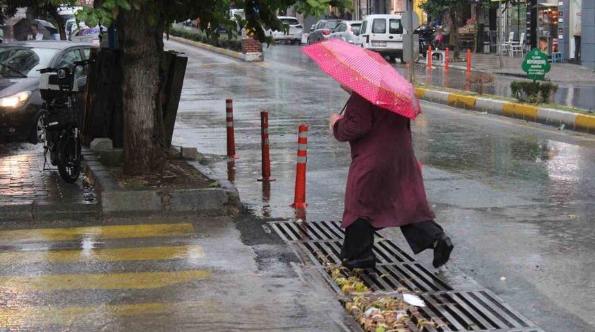 Aydın&rsquo;da sağanak yağış başladı