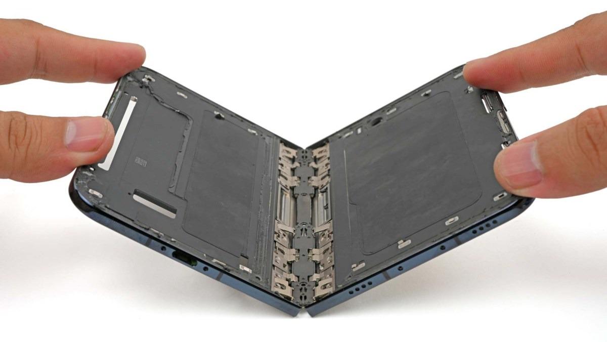 iPhone Duo parçalarına ayrıldı: Onarım puanı öne çıktı, menteşesi dikkat çekti 4