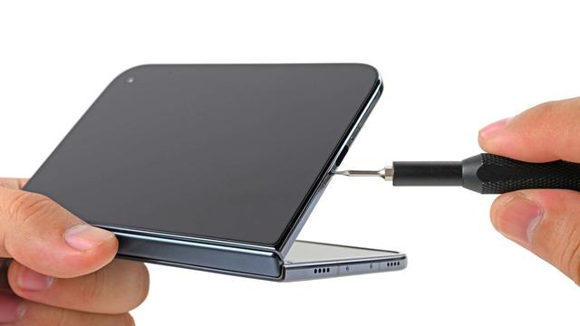 iPhone Duo parçalarına ayrıldı: Onarım puanı öne çıktı, menteşesi dikkat çekti