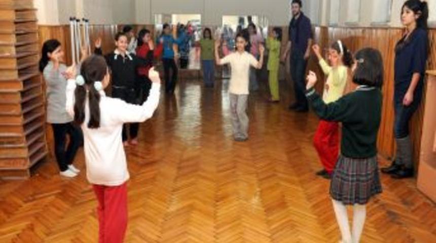 Belediye Spor Kul&uuml;b&uuml; Halk Oyunları Ekibi, yarışa hazırlanıyor