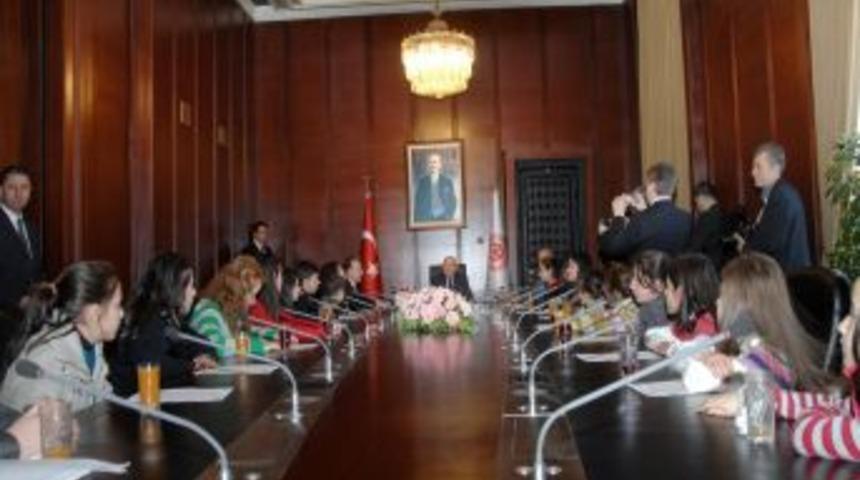 &Ccedil;ocuklar, haklarıyla ilgili taleplerini TBMM Başkanı &Ccedil;i&ccedil;ek'e iletti