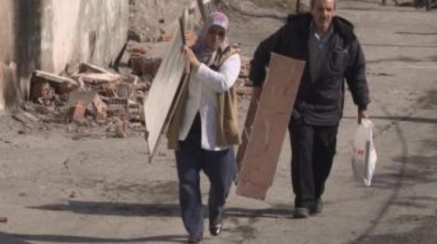 Zemini kayan mahalle boşaltılıyor