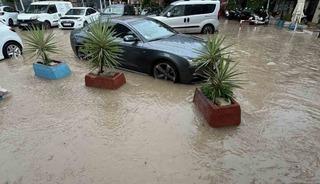 &Ccedil;eşme&rsquo;de şiddetli yağış hayatı olumsuz etkiledi