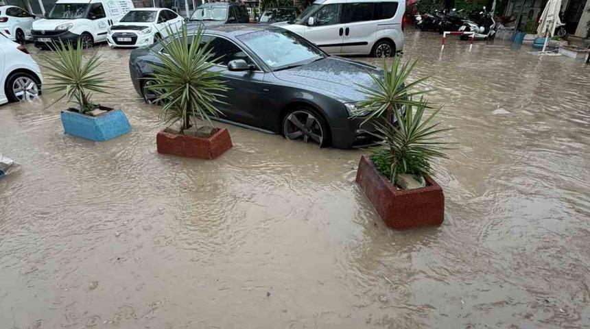 &Ccedil;eşme&rsquo;de şiddetli yağış hayatı olumsuz etkiledi
