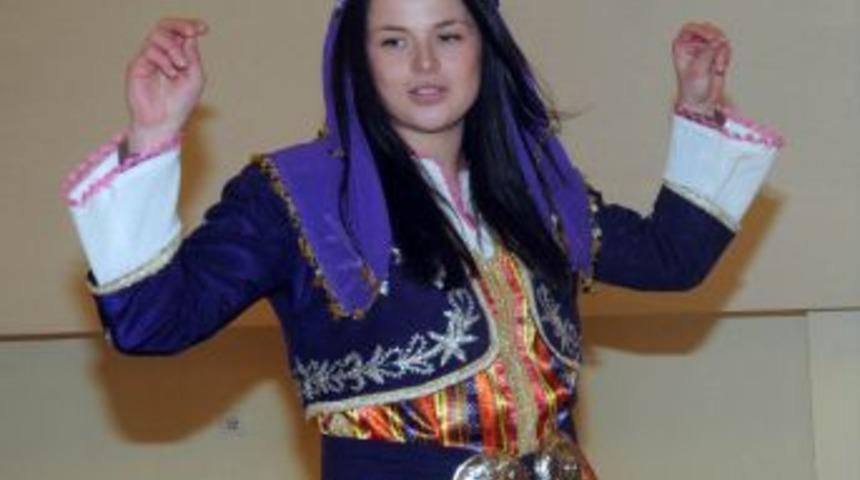 Letonyalı kız bir ayda 6 &ccedil;eşit zeybek oyunu &ouml;ğrendi