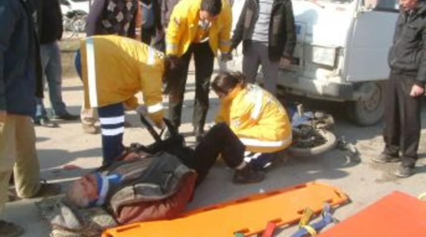 Minib&uuml;sle &ccedil;arpışan motosikletin s&uuml;r&uuml;c&uuml;s&uuml; yaralandı