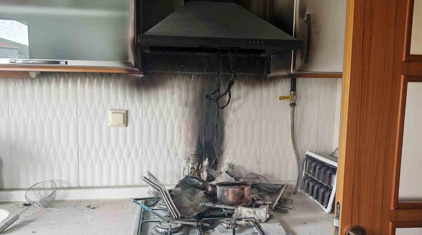 Ocakta unutulan yağ evi yakıyordu