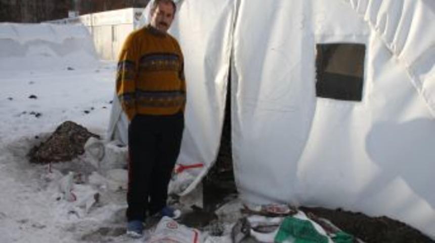 Van'daki kiracılar halen &ccedil;adırda kalıyor