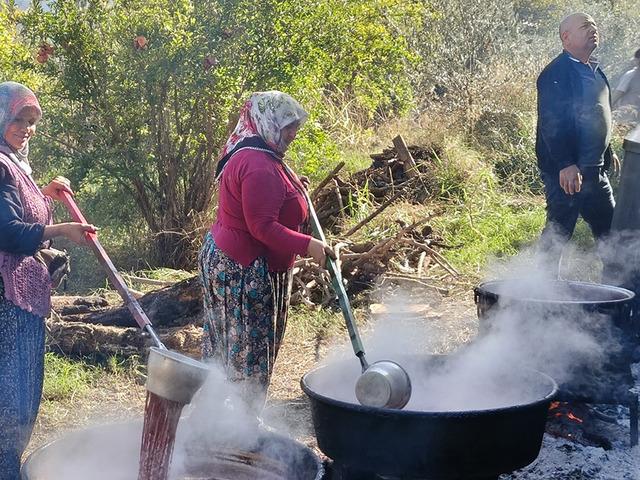 Pazarda satılmayanları &ccedil;&ouml;pe atmıyorlar! 12 saat kaynatıp kilosunu 600 liraya satıyorlar