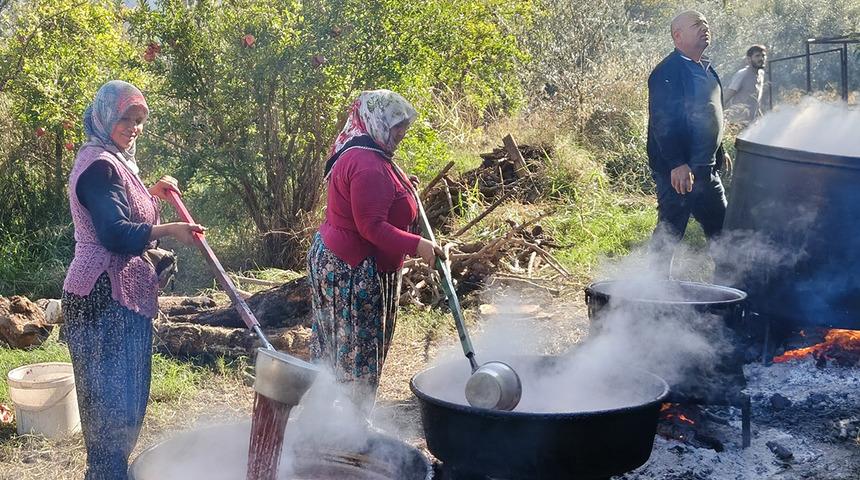 Pazarda satılmayanları &ccedil;&ouml;pe atmıyorlar! 12 saat kaynatıp kilosunu 600 liraya satıyorlar