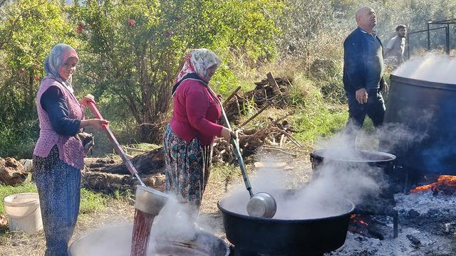 Pazarda satılmayanları çöpe atmıyorlar! 12 saat kaynatıp kilosunu 600 liraya satıyorlar