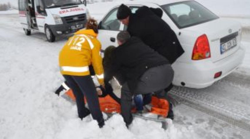 Karla kaplı yollar ambulanslara ge&ccedil;it vermiyor