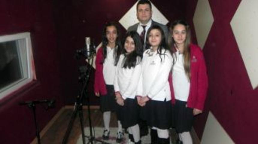 &Ouml;ğrenciler st&uuml;dyoda kendi okul marşlarını seslendirdi