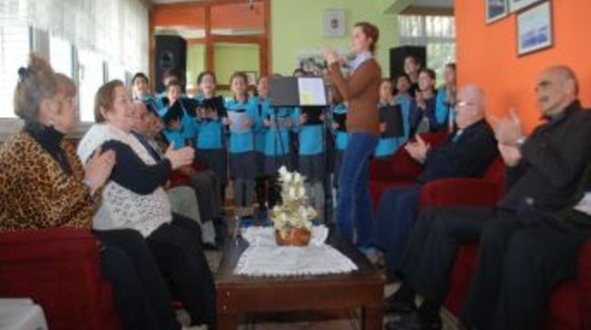 Yıldırımlı &ouml;ğrenciler huzurevi sakinlerini ziyaret etti