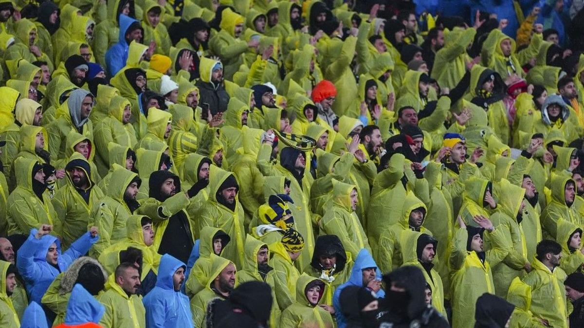 Fenerbah&ccedil;e y&ouml;netiminden derbi &ouml;ncesi karar! T&uuml;m taraftara dağıtılacak 1