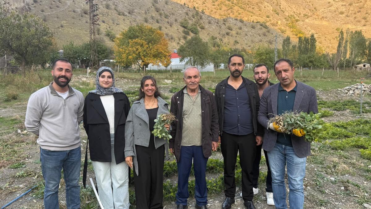 Hakkari de bir ilk: Bin 350 rakıma elleriyle ektiler! 1