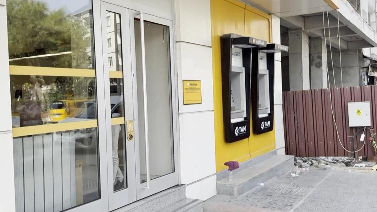 Hatay da soygun girişimi! Bankanın camını kırıp i&ccedil;eriye girdi 1