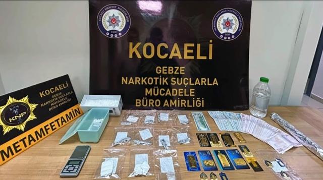 Otomobilin kaputundan uyuşturucu, c&uuml;zdandan altınlar &ccedil;ıktı 2
