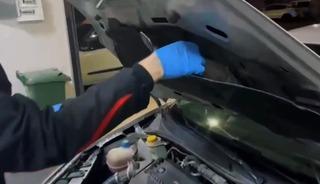 Otomobilin kaputundan uyuşturucu, c&uuml;zdandan altınlar &ccedil;ıktı
