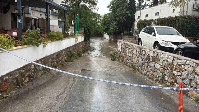 Bodrum&rsquo;da sağanakla birlikte dereler taştı 1