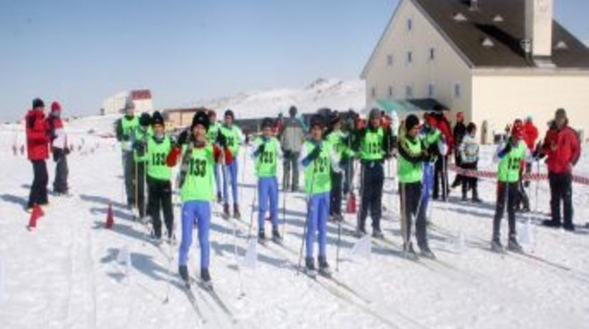 Türkiye Okullararası Kayak Şampiyonası başladı