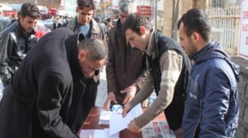 Cizre&rsquo;de yeni anayasa i&ccedil;in imza toplanıyor