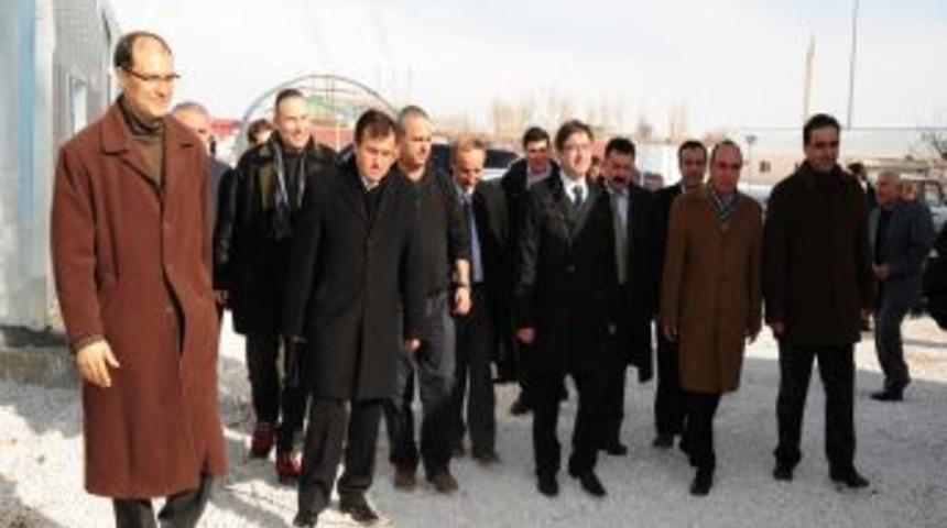 İsrail heyeti, hibe ettiği prefabrik yurtları inceledi