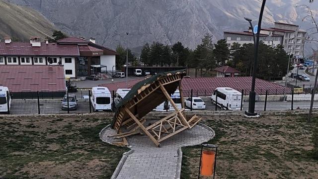 Hakkari’de yeni yapılan kamelyaya zarar verdiler