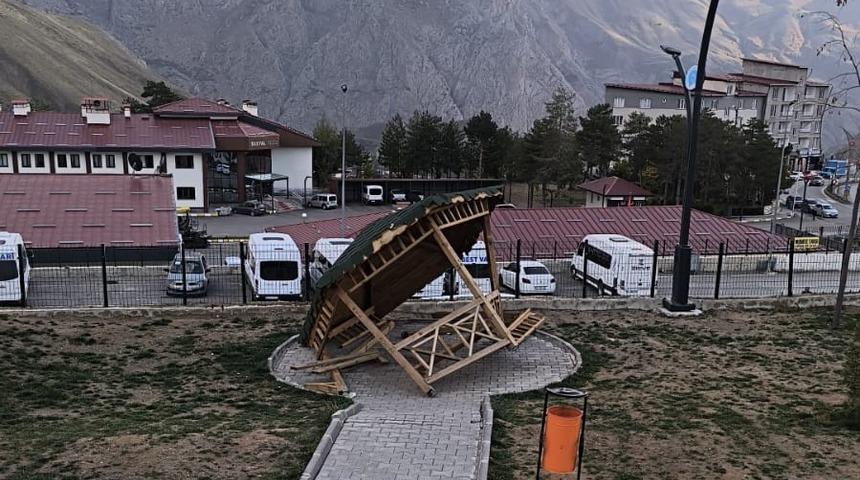 Hakkari&rsquo;de yeni yapılan kamelyaya zarar verdiler