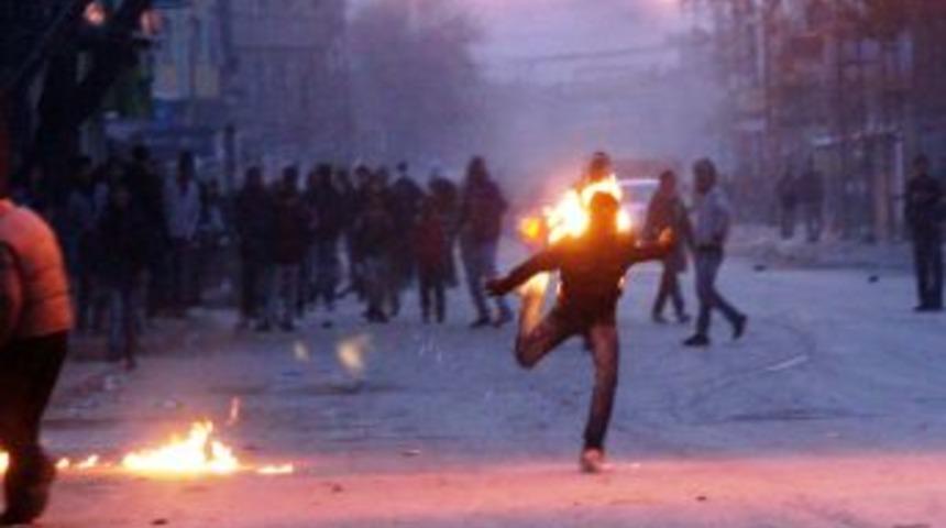 Polise atmak istediği molotof ile kendini yaktı