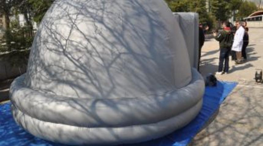 &Ouml;ğrenciler okul bah&ccedil;esine kurulan &ccedil;adırda uzayı &ouml;ğreniyor