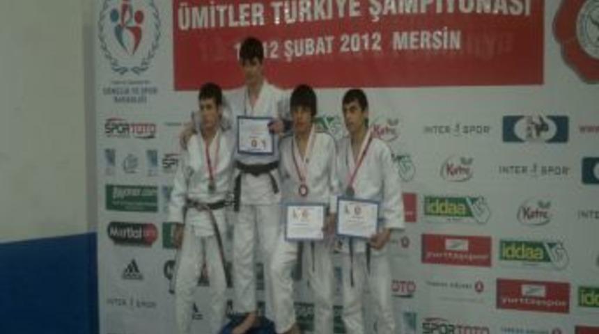 D&uuml;zceli Judocular 1 madalya ile geri d&ouml;nd&uuml;