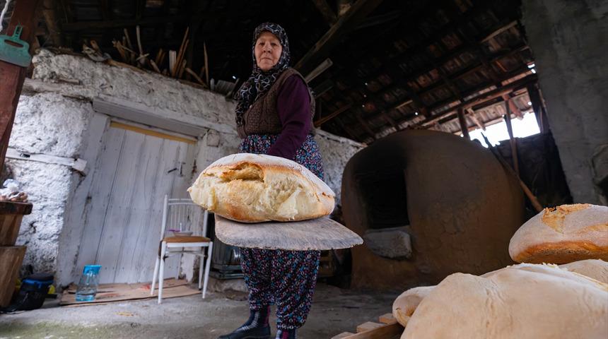 50 yıllık fırında pişiriyor! Selanik&rsquo;ten Yozgat&rsquo;a uzanan ekmek geleneği