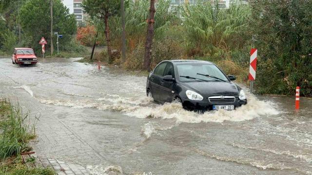 İncirliova&rsquo;da yağış etkili oldu, yollar g&ouml;le d&ouml;nd&uuml; 3