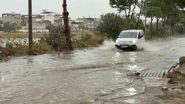İncirliova&rsquo;da yağış etkili oldu, yollar g&ouml;le d&ouml;nd&uuml; 1
