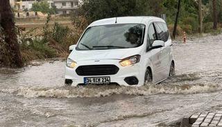 İncirliova&rsquo;da yağış etkili oldu, yollar g&ouml;le d&ouml;nd&uuml;