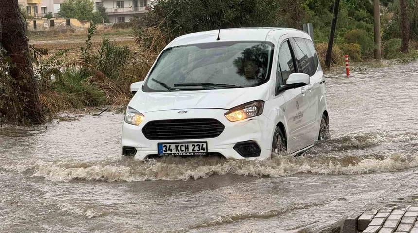 İncirliova&rsquo;da yağış etkili oldu, yollar g&ouml;le d&ouml;nd&uuml;