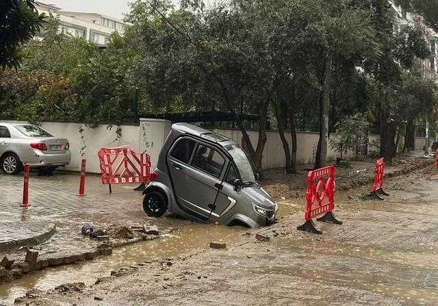 İncirliova&rsquo;da yağış etkili oldu, yollar g&ouml;le d&ouml;nd&uuml; 4