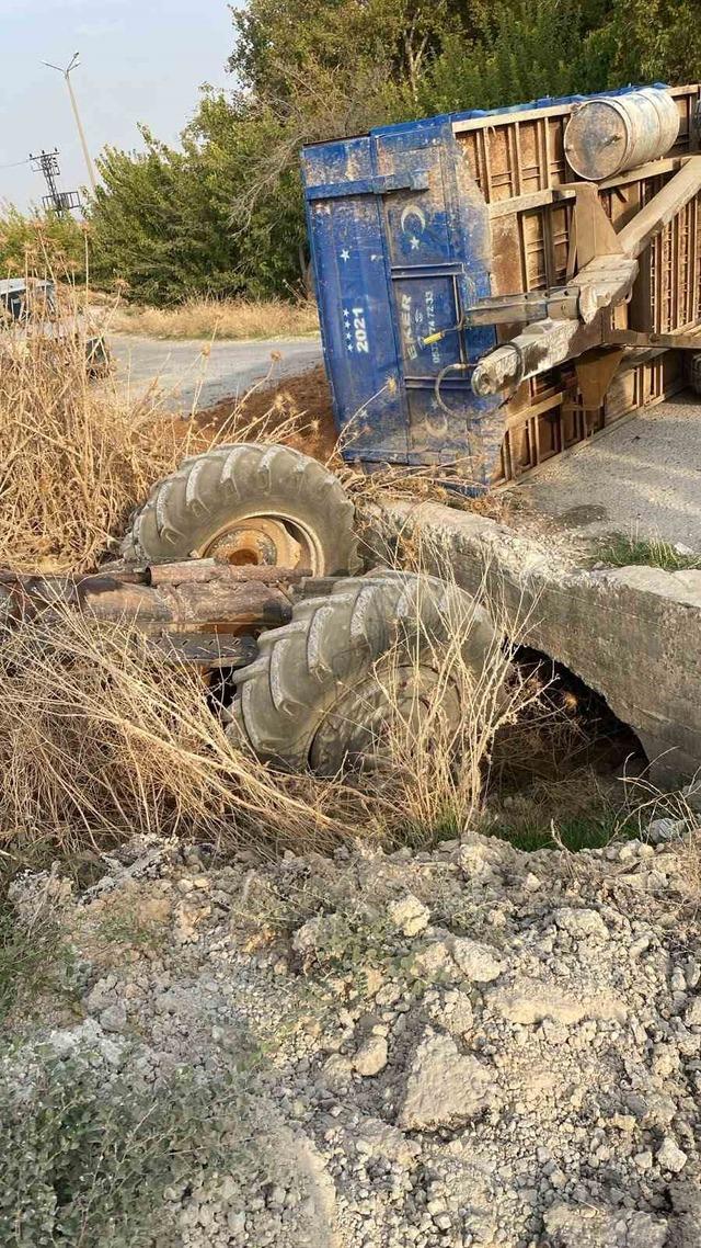 Toprak y&uuml;kl&uuml; trakt&ouml;r dereye u&ccedil;tu: 1 yaralı 2