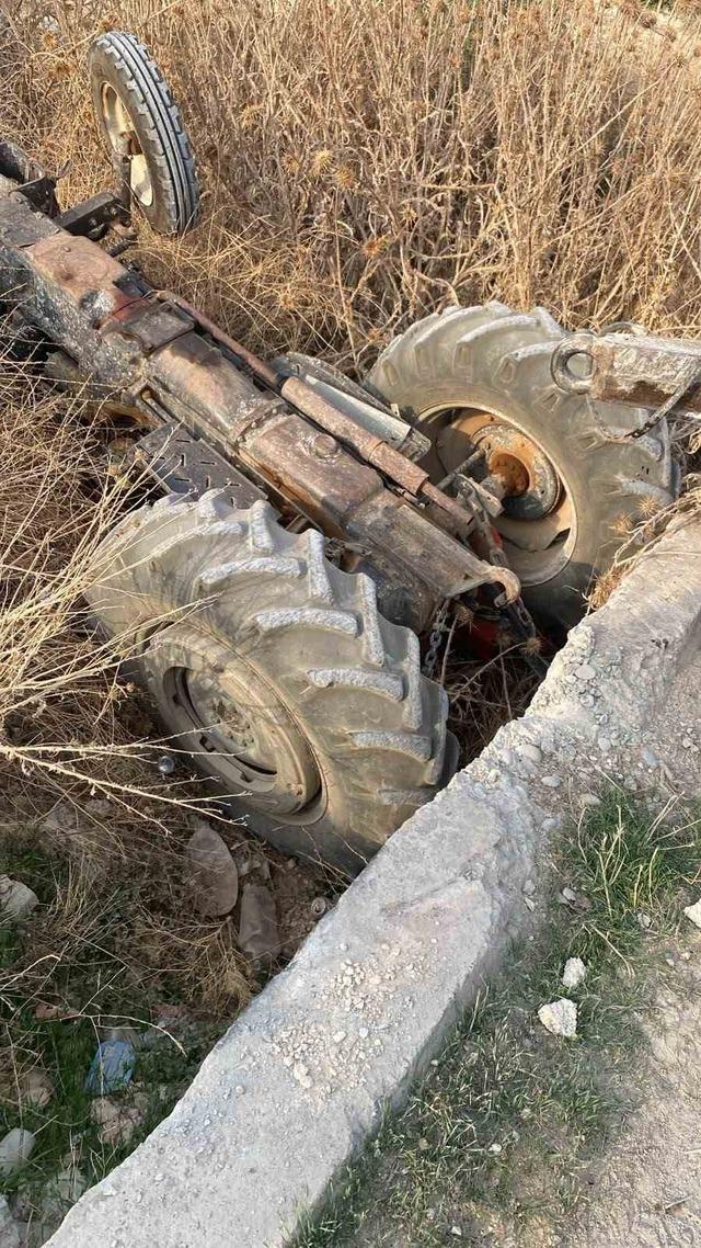 Toprak y&uuml;kl&uuml; trakt&ouml;r dereye u&ccedil;tu: 1 yaralı 1